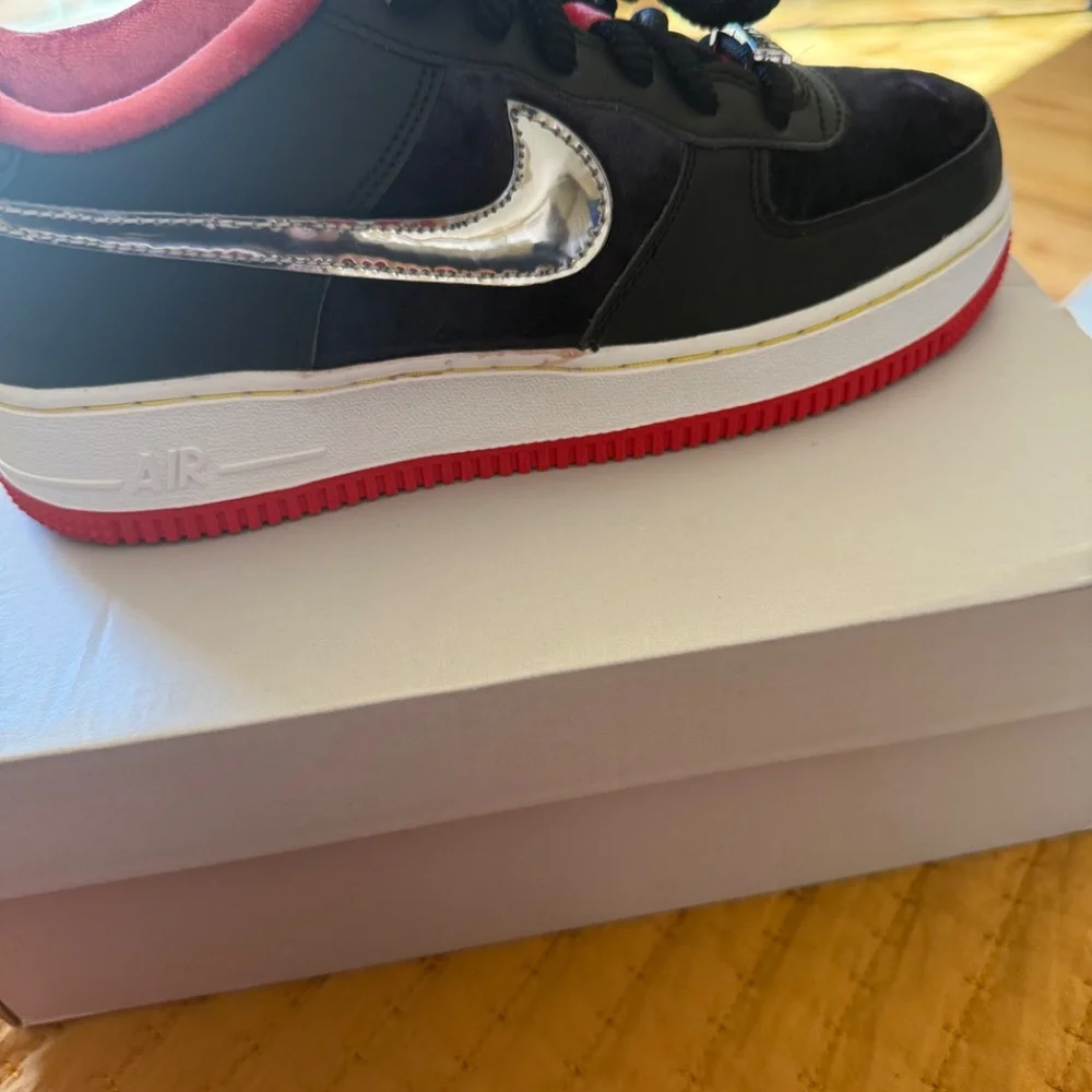 Nike Air Force 1 PRM “H-Town” – Rare Red/Black Velvet – 6.5Y / W7.5